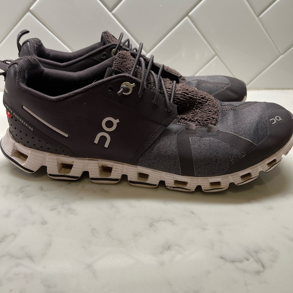 On Cloud Slip on sneakers. Like New!